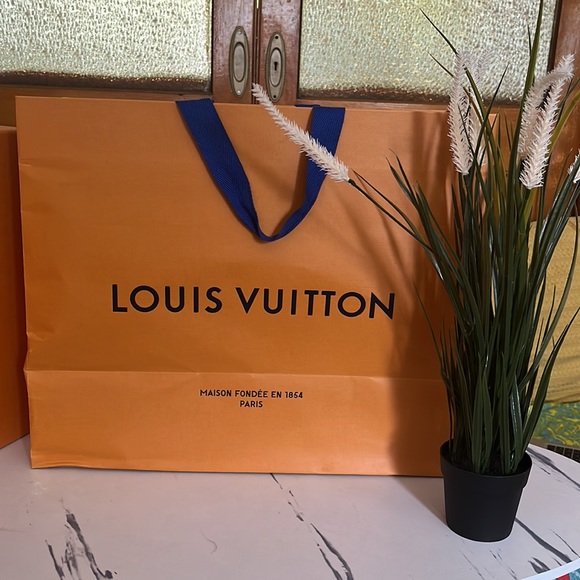 Authentic Louis Vuitton bag and box ( big) - Picture 2 of 3